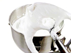 How to Make Royal Icing Video by www.thebearfootbaker.com
