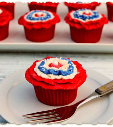 Patriotic Cupcakes by thebearfootbaker.com