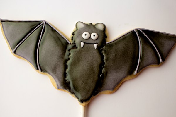 bat cookies, Halloween Cookies, sugar cookies on a stick, airbrushed halloween cookies, airbrushed cookies, The Bearfoot Baker