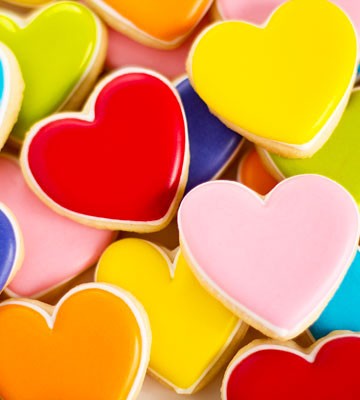 How to Decorate a Cookie with Royal Icing Video via thebearfootbaker.com