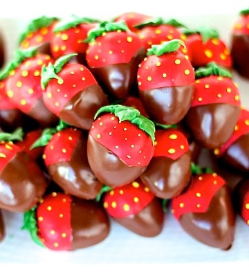 Strawberry-Cake-Pops-www.thebearfootbaker.com