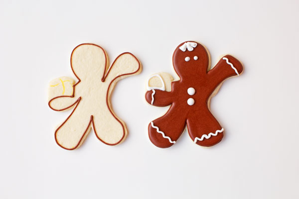 Gingerbread Men Coffee Cup Cookies by thebearfootbaker.com