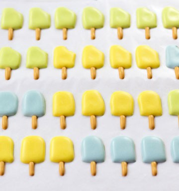 How to Remove Royal Icing Templates from Wax Paper thebearfootbaker.com