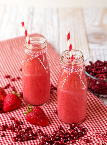 Pomegranate Berry Smoothie thebearfootbaker.com
