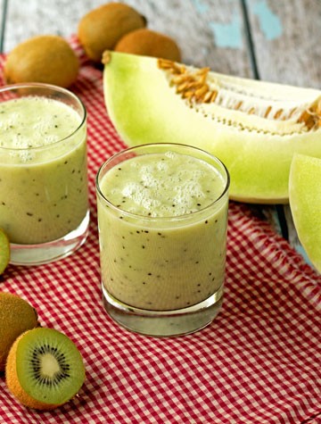 Honeydew Kiwi Lime Smoothie thebearfootbaker.com