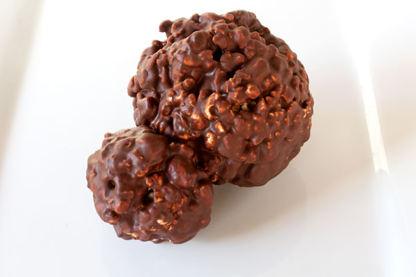 Easy Chocolate Popcorn Balls with thebearfootbaker.com