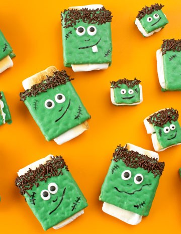 Frankenstein Halloween Smores via www.thebearfootbaker.com