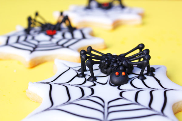 Fun Halloween Treats Creepy 3D Spider Cookies thebearfootbaker.com