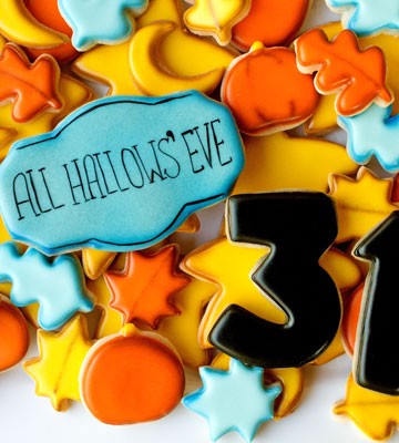 How to Outline and Flood a Cookie with Royal Icing by thebearfootbaker.com