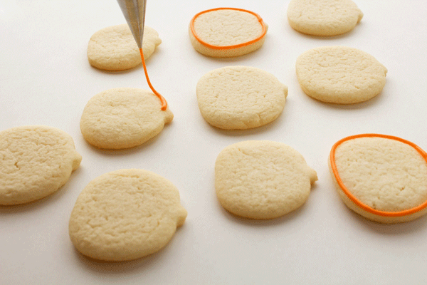How-to-Outline-and-Flood-a-cookie with royal icing by www.thebearfootbaker.com