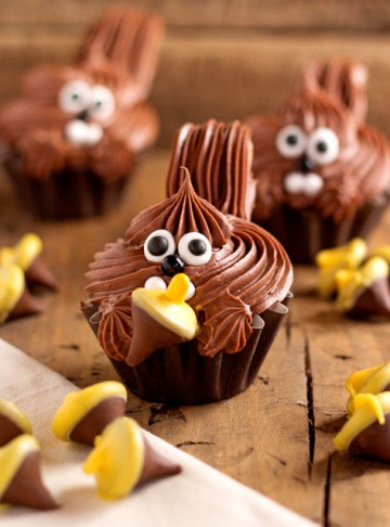 Cute Squirrel Cupcakes via thebearfootbaker.com