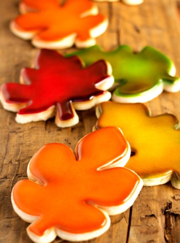 How to Airbrush Sugar Cookies with www.thebearfootbaker.com