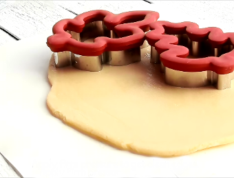 How to Cut Out Perfect Sugar Cookies Every Time www.thebearfootbaker.com