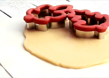 How to Cut Out Perfect Sugar Cookies Every Time www.thebearfootbaker.com