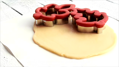 How to Cut Out Perfect Sugar Cookies Every Time www.thebearfootbaker.com