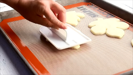How to Flatten cookies for a Smooth Decorating Surface by thebearfootbaker.com