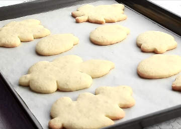 Why Do Sugar Cookies Spread When Baked via thebearfootbaker.com