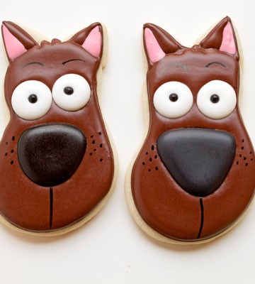 Airbrushig Royal Icing Transfers via thebearfootbaker.com