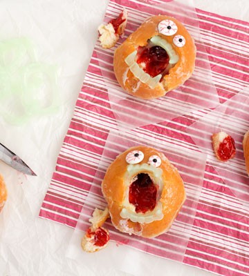 Zombie Donuts for Valentine's Day www.thebearfootbaker.com