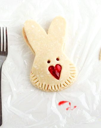 Step-by-Step-Tutorial-for-Simple-Cute-Easter-Bunny-Hand-Pies-at-www.thebearfootbaker.com_