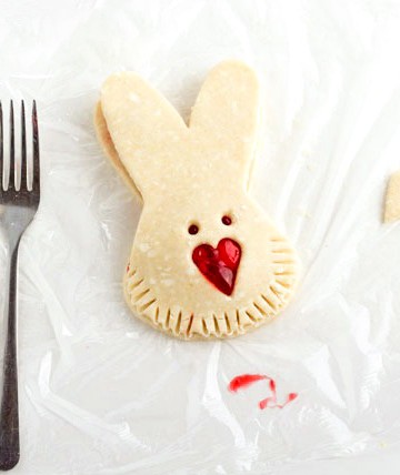 Step-by-Step-Tutorial-for-Simple-Cute-Easter-Bunny-Hand-Pies-at-www.thebearfootbaker.com_