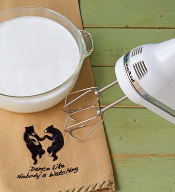 How to Make Royal Icing with a Hand-Mixer-thebearfootbaker.com