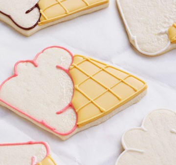 How to Prevent Royal Icing from bleeding www.thebearfootbaker.com