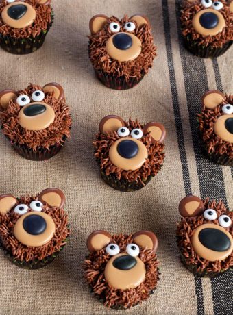 Bear Cupcakes with Royal Icing Transfers for Quick Easy Decorating via www.thebearfootbaker.com