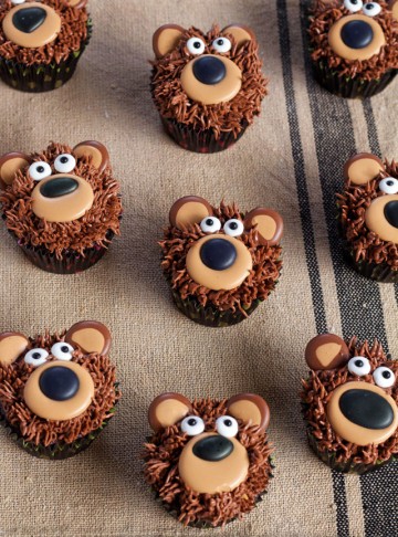 Bear Cupcakes with Royal Icing Transfers for Quick Easy Decorating via www.thebearfootbaker.com