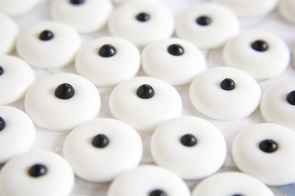 Candy Eyes - Royal Icing Eyes in Three sizes. Don't buy them at the store. It only costs pennies to make them yourself. www.thebearfootbaker.com
