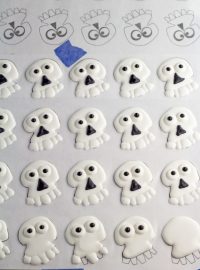 Easy Skull Royal Icing Transfers to decorate your sugar cookies and cupcakes via thebearfoootbaker.com