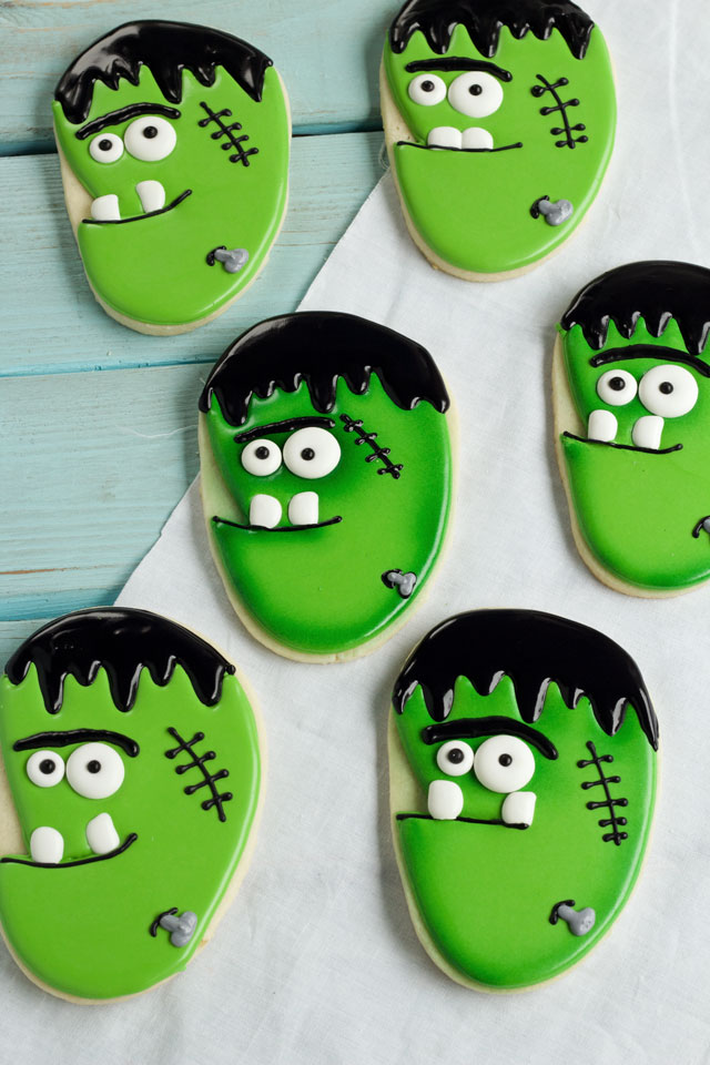 Follow this simple tutorial to make these Frankenstein Face Cookies - Sugar Cookies Decorated with Royal Icing thebearfootbaker.com