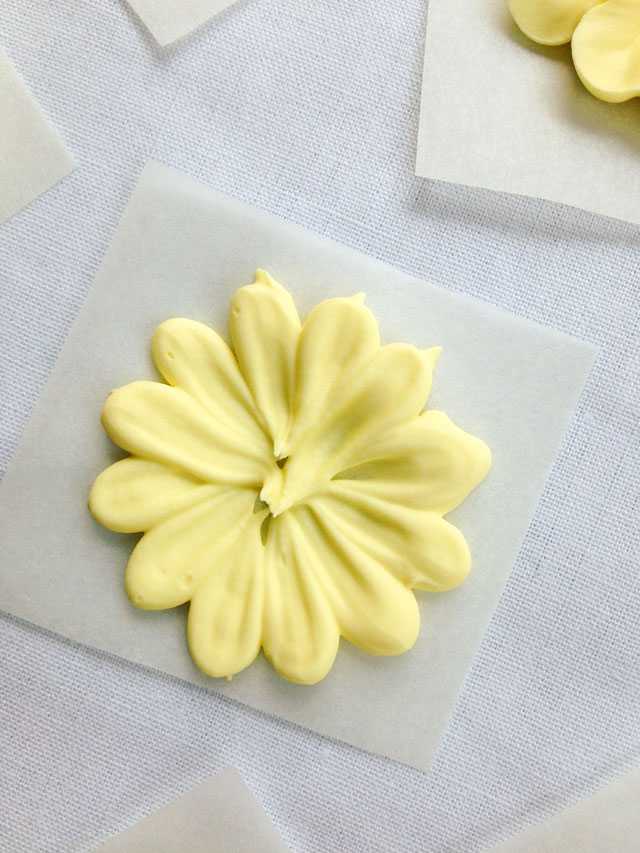 How to make an Icing Daisy www.thebearfootbaker.com