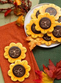 Simple Sunflower Cookies- Make these simple sugar cookies decorated with royal icing www.thebearfootbaker.com