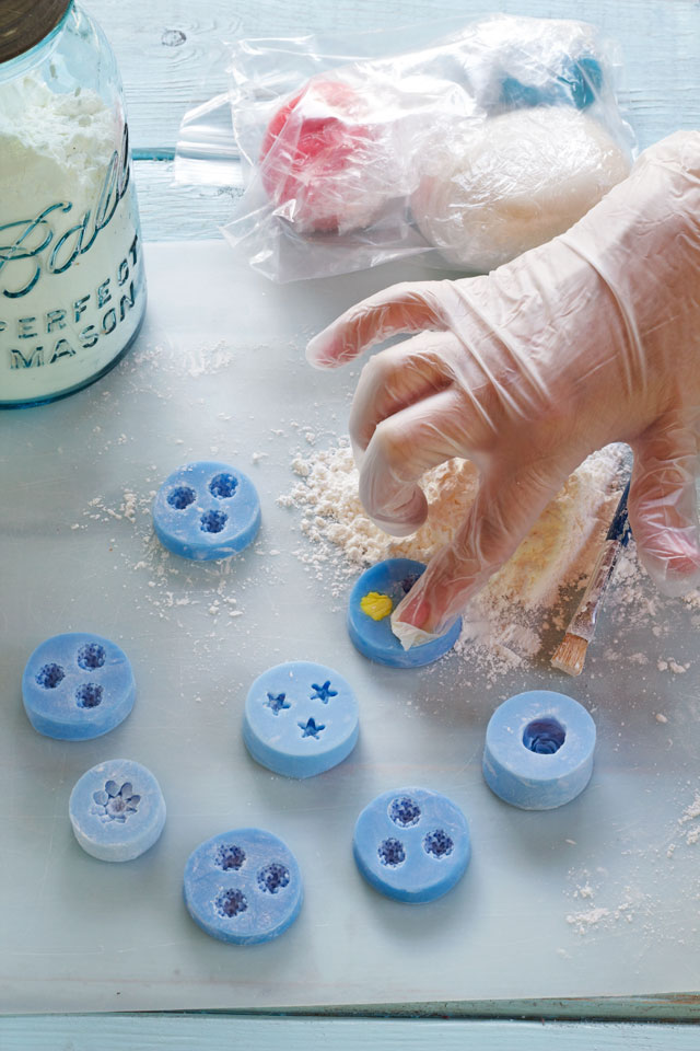Who knew fondant flowers could be so much fun to make? Learn how to make them at www.thebearfootbaker.com