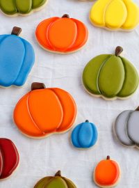Airbrushing Cookies - What Color Do I Use by www.thebearfootbaker.com