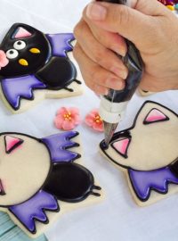 Easy Bat Cookies for Halloween- Girl bats with www.thebearfoootbaker.com