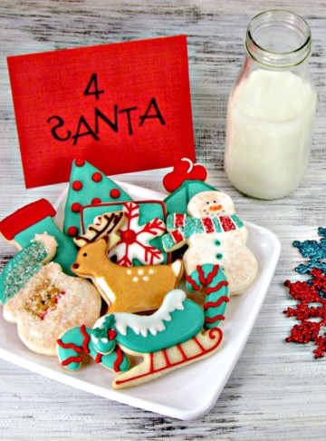 Aqua & Red Decorated Christmas Cookies via www.thebearfootbaker.com