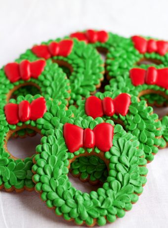 Easy Christmas Wreath Cookies - Sugar Cookies Decorated with Royal Icing by www.thebearfootbaker.com