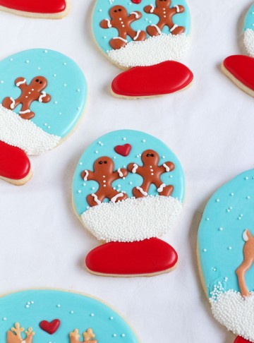 Cute and Easy Snow Globe Cookies - Sugar Cookies Decorated with Royal Icing find the Full Tutorial at www.thebearfootbaker.com