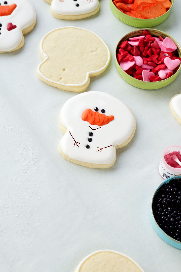 Big-Headed Snowman Cookies with www.thebearfootbaker.com
