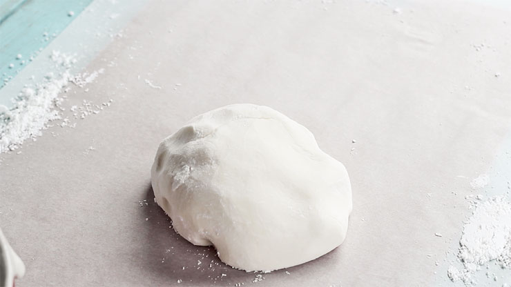 Easy Fondant Recipe- Want to make half a batch of Marshmallow Fondant? Here is the recipe you have been looking for! with www.thebearfootbaker.com