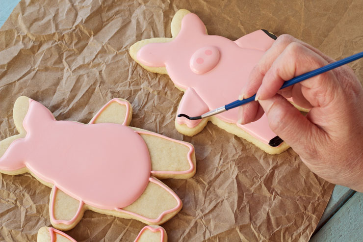 Hogs and Kisses Cookies - Easy Cut Out Sugar Cookies Decorated with Royal Icing via thebearfootbaker.com