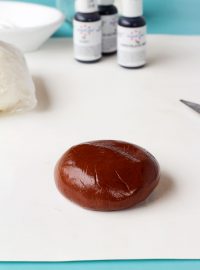 Step by Step and tips on How to Color Fondant www.thebearfootbaker.com