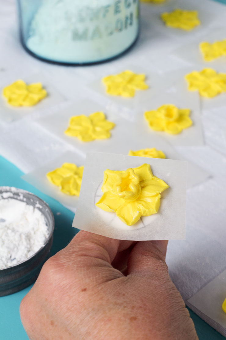 How to Make Pretty Royal Icing Daffodil-Video www.thebearfootbaker.com