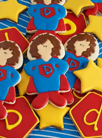 How to Make Superdad Hero Cookies for Father's Day via www.thebearfootbaker.com