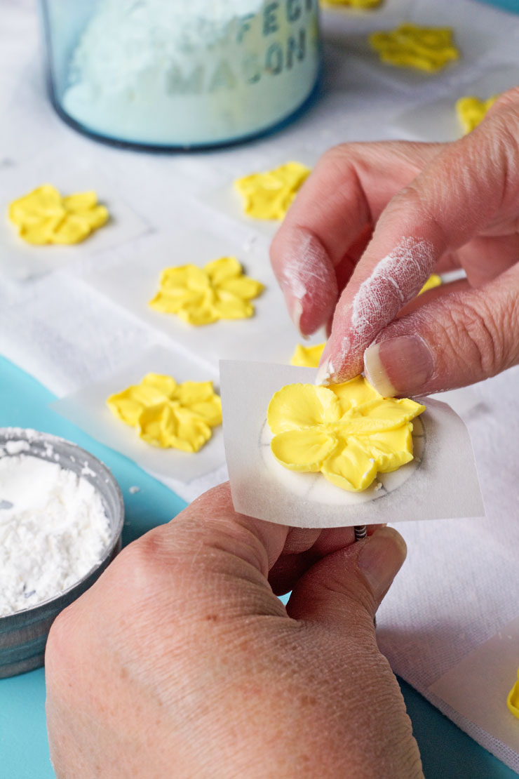 How to Make a Pretty Royal Icing Daffodil-Video by thebearfootbaker.com