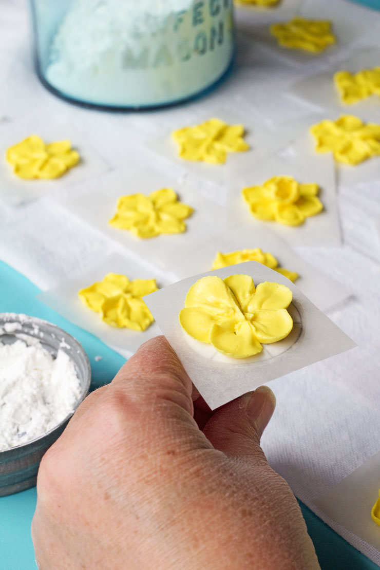 How to Make a Pretty Royal Icing Daffodil-Video by www.thebearfootbaker.com