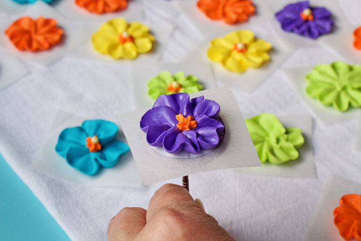 How to Make a Royal Icing Primrose Video with www.thebearfootbaker.com