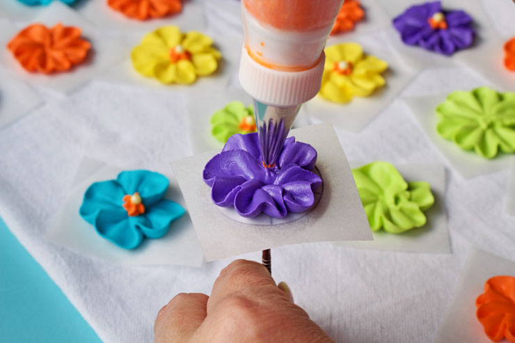 How to Make a Simple Royal Icing Primrose Video by thebearfootbaker.com